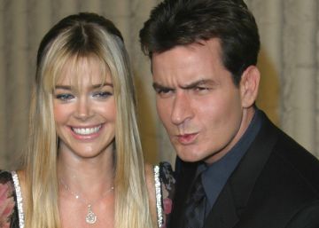 Denise Richards acusa a Charlie Sheen de ocultar su dinero para no pagarle la manutención