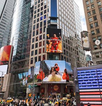 Times Square, Nova York, un dels llocs més famosos del món. Mig milió de persones passen diàriament per aquí. I aquí es va anunciar el disc de Rosalía.
