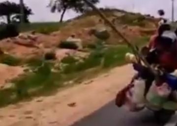Siete personas viajan sobre una motocicleta acompañados por dos perros y una gallina