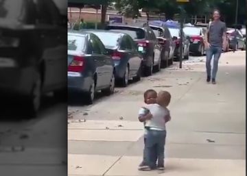 O abraço entre duas crianças que comoveu as redes