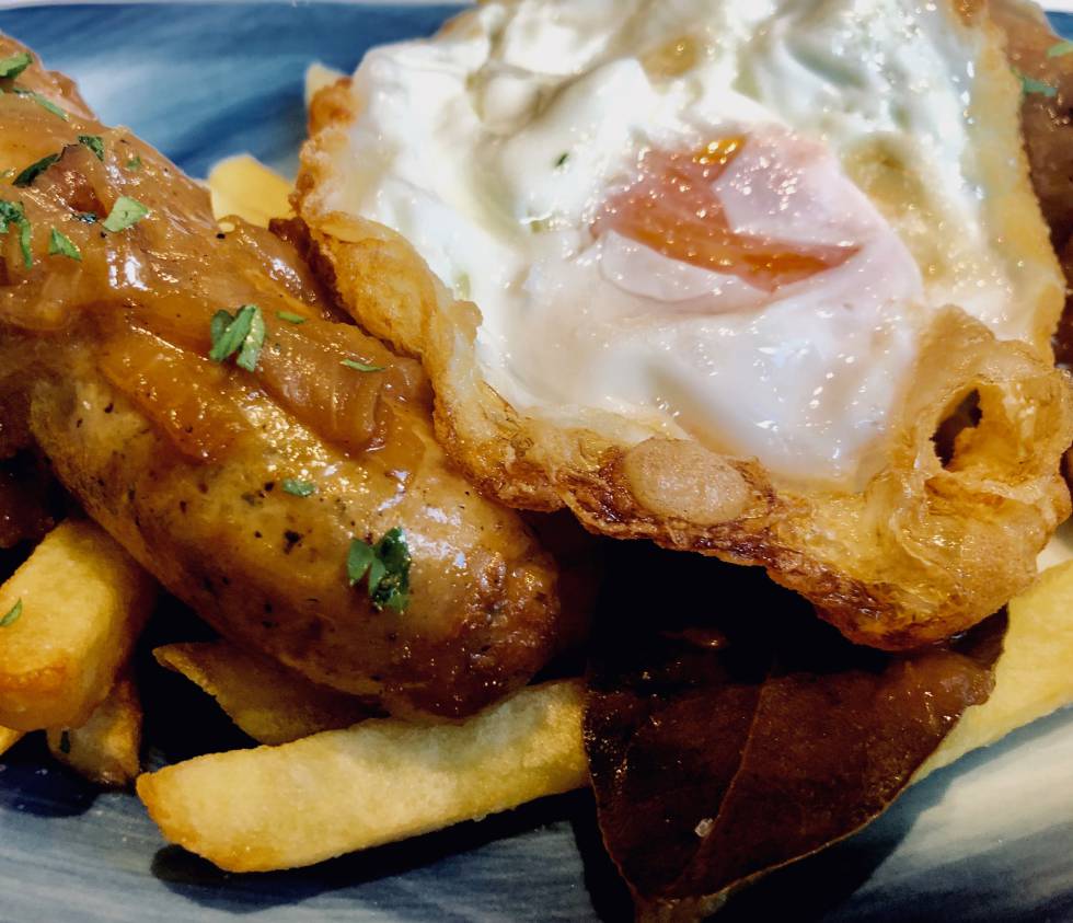 Salchichas de corvina elaboradas con los recortes de piezas sometidas a larga maduración. Se sirven con huevos y papatas fritas Capel