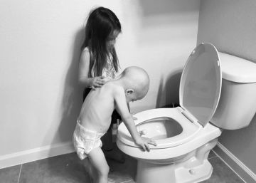 O consolo de uma menina ao irmão de quatro anos com câncer se torna viral