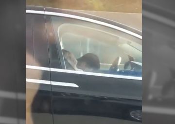 Dormidos al volante de un Tesla