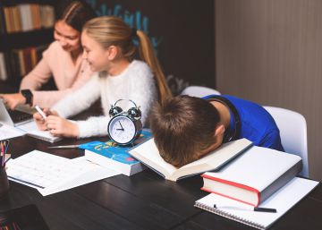 Los horarios de los institutos hacen que los adolescentes vivan en un ‘jet lag’ constante