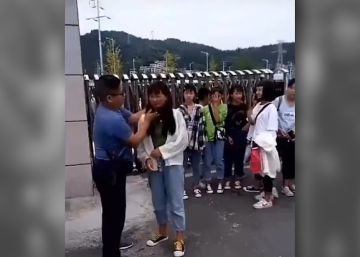 Un profesor en China desmaquilla a sus alumnas antes de entrar a clase