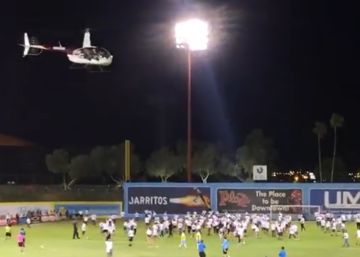 Un equipo de fútbol de EE UU arroja 10.000 dólares a sus aficionados desde un helicóptero