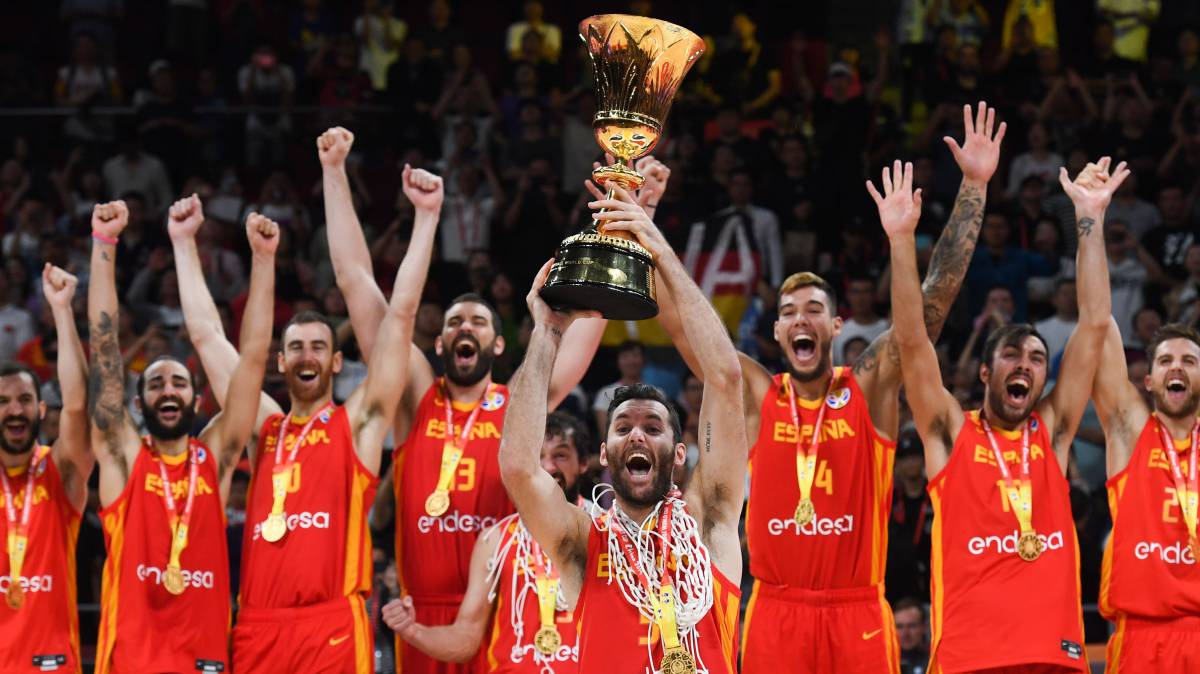 Rudy Fernández alza el trofeo del Mundial de baloncesto.