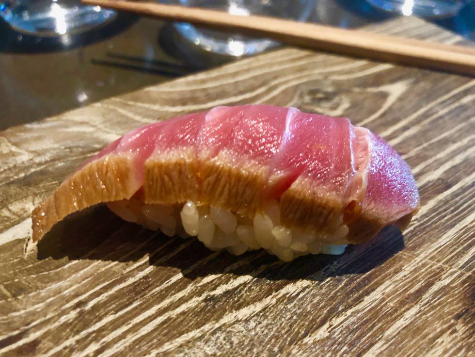 Nigiri de ventresca de atún rojo ahumado con sarmientos de arroz Capel