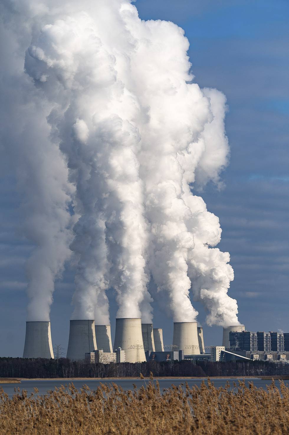 Sobre estas líneas, planta de procesado de carbón mineral en Alemania. A pesar de los Acuerdos de París, las emisiones de gases de efecto invernadero siguen incrementándose.
