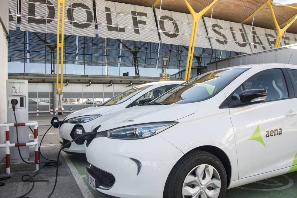Puntos de recarga para vehículos eléctricos en el aeropuerto de Madrid-Barajas Adolfo Suárez. (Foto: Aena).