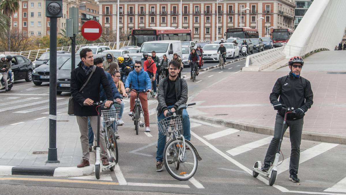 Viajeros aguardan en un paso de cebra en Valencia.