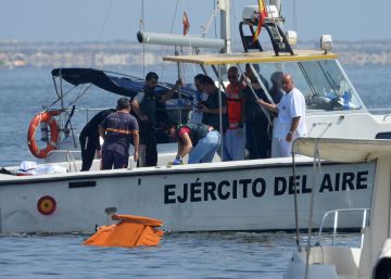 Las labores de rescate del accidente de la avioneta del Ejército del Aire en el Mar Menor, en imágenes