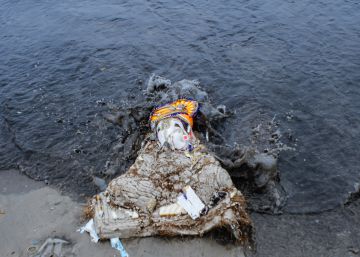 La resaca de plástico que deja el Ganpati