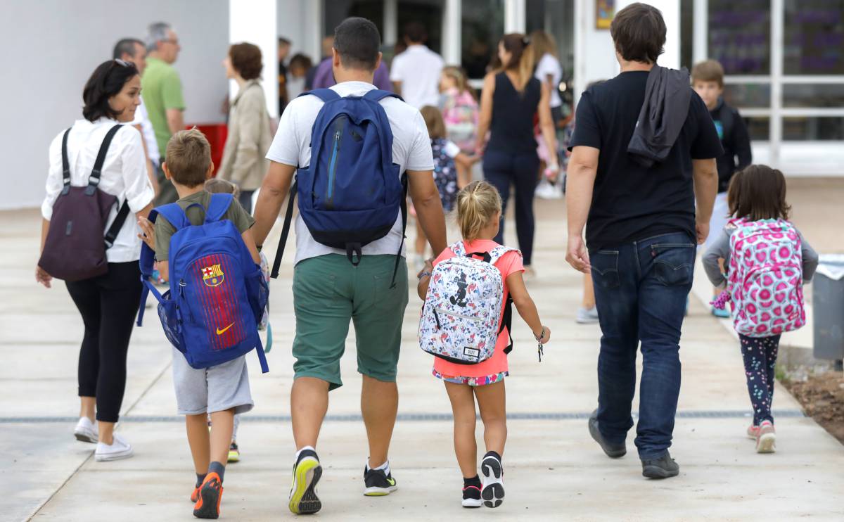Padres y alumnos llegan al centro escolar.