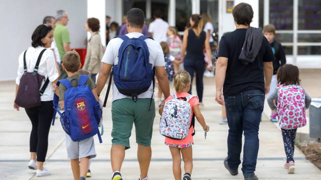 Padres y alumnos llegan al centro escolar.