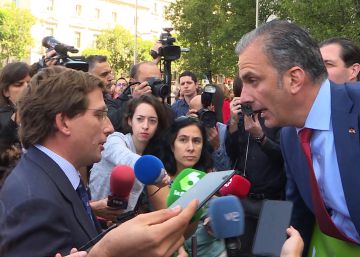 Dos señores, dos pancartas