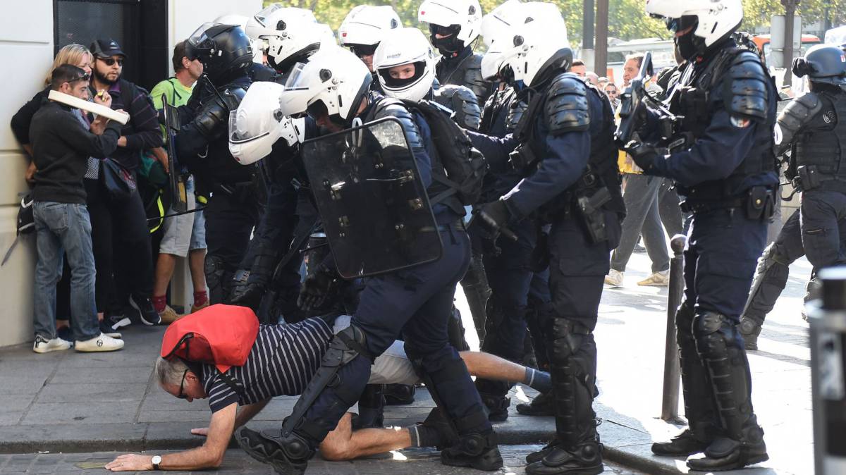 La policía detiene a un manifestante en París.