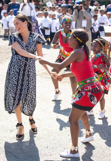 Meghan Markle baila con una niña este martes en Ciudad del Cabo.