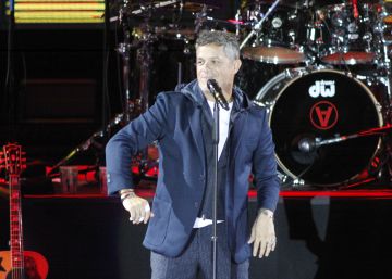 La mujer que acompaña a Alejandro Sanz en su último concierto no es Rachel Valdés, es su asistente