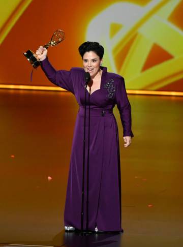 Alex Borstein recoge el premio Emmy a Mejor actriz secundaria de comedia por 'La maravillosa sra. Maisel'.
