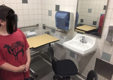 La madre de un niño con autismo pide que tenga un sitio tranquilo y el colegio pone su pupitre en el baño