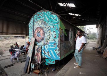 Un vagón de tren abandonado: la última trinchera del arte en Kenia