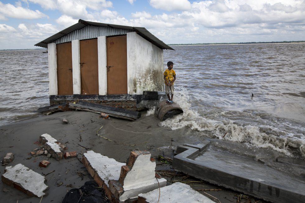 Un niño se detiene junto a una zona erosionada por el río Meghna en Bangladés