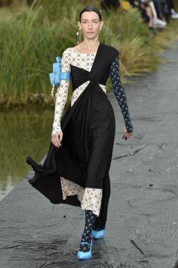 Una modelo durante el desfile de Marine Serre en París este martes.