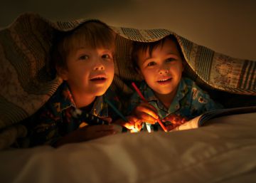 Una madre obliga a los amigos de su hijo a firmar un contrato cuando se quedan a dormir