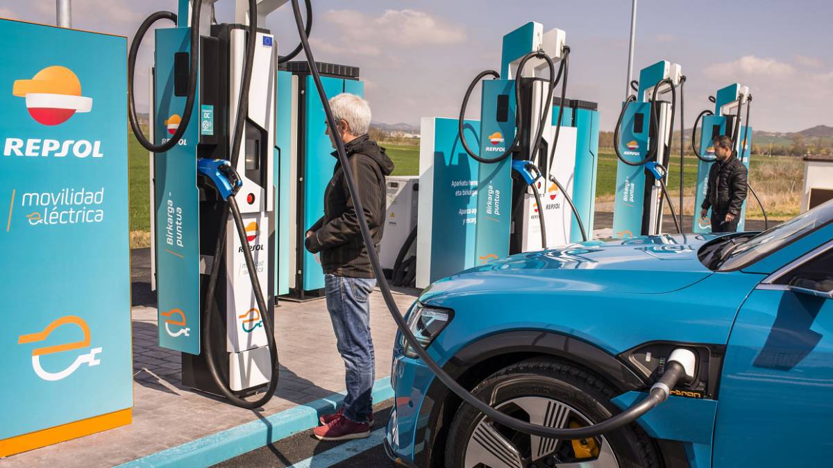 Estación de servicio de carga eléctrica ultrarrápida en Lopidana, Álava.