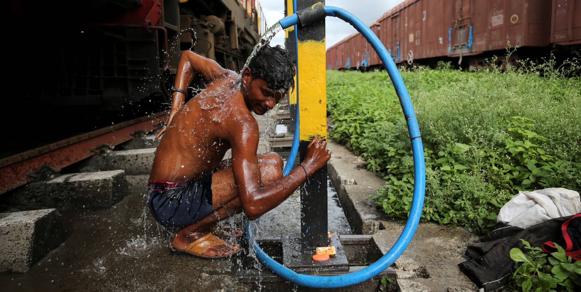 Prakash Nagre se lava en la estación de tren de Aurangabad (India)