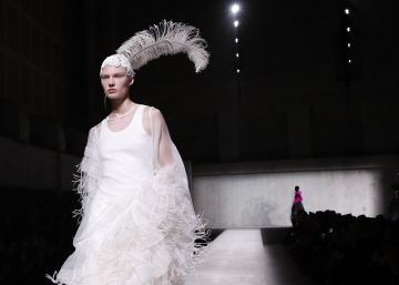 El romanticismo conceptual de Dries Van Noten invade París El romanticismo conceptual de Dries Van Noten invade París