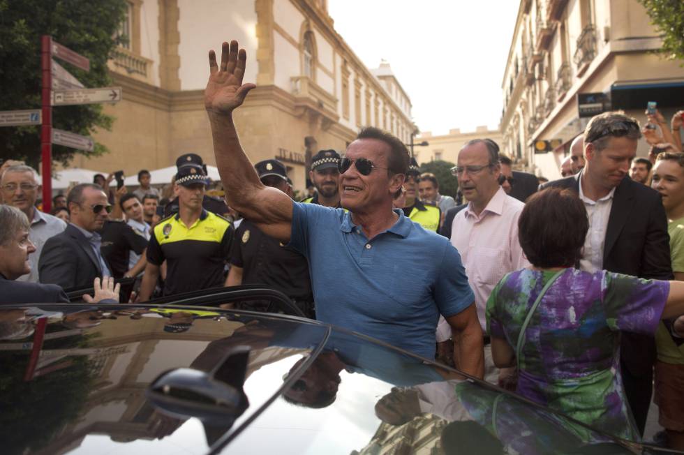 Arnold Schwarzenegger saluda a sus admiradores en el centro de Almería, donde en 2014 se le entregó un premio y destapó una placa con su nombre en el Paseo de las Estrellas de la ciudad.