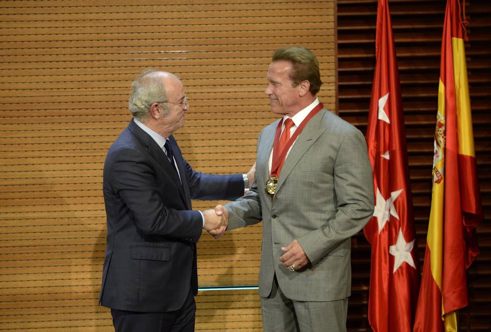 Arnold Scwarzenegger recoge de manos de Pedro del Corral, que era delegado de Las Artes, Deportes y Turismo, la medalla que le acreditó como primer embajador de Madrid Destino en 2014.
