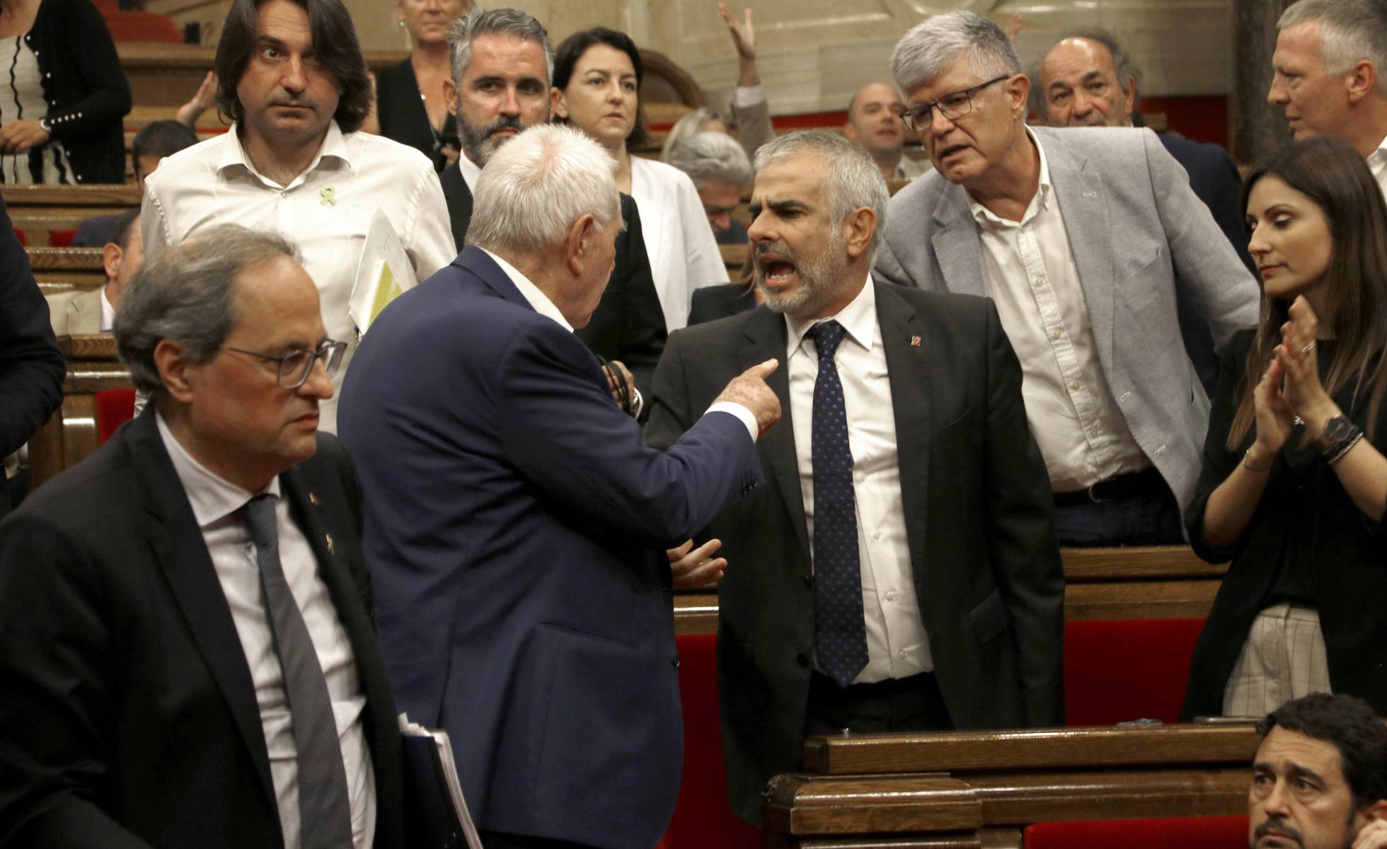 Ernest Maragall y Carlos Carrizosa discuten en el Parlament.