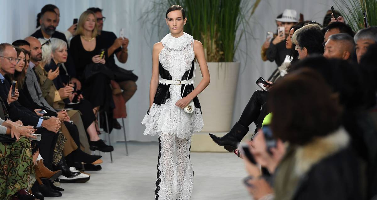 Una modelo con un diseño en el desfile de Loewe, en París.