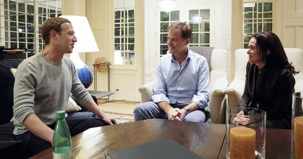 Nick Clegg, entre Mark Zuckerberg e a diretora de operações de Facebook, Sheryl Sandberg.
