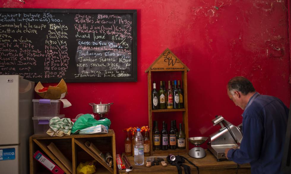 Interior de la tienda de delicatessen y productos de importación Meti-Service, en el casco histórico de Saint Louis.