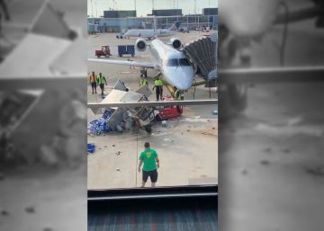 Un carrito de catering pierde el control en la pista de un aeropuerto en Chicago