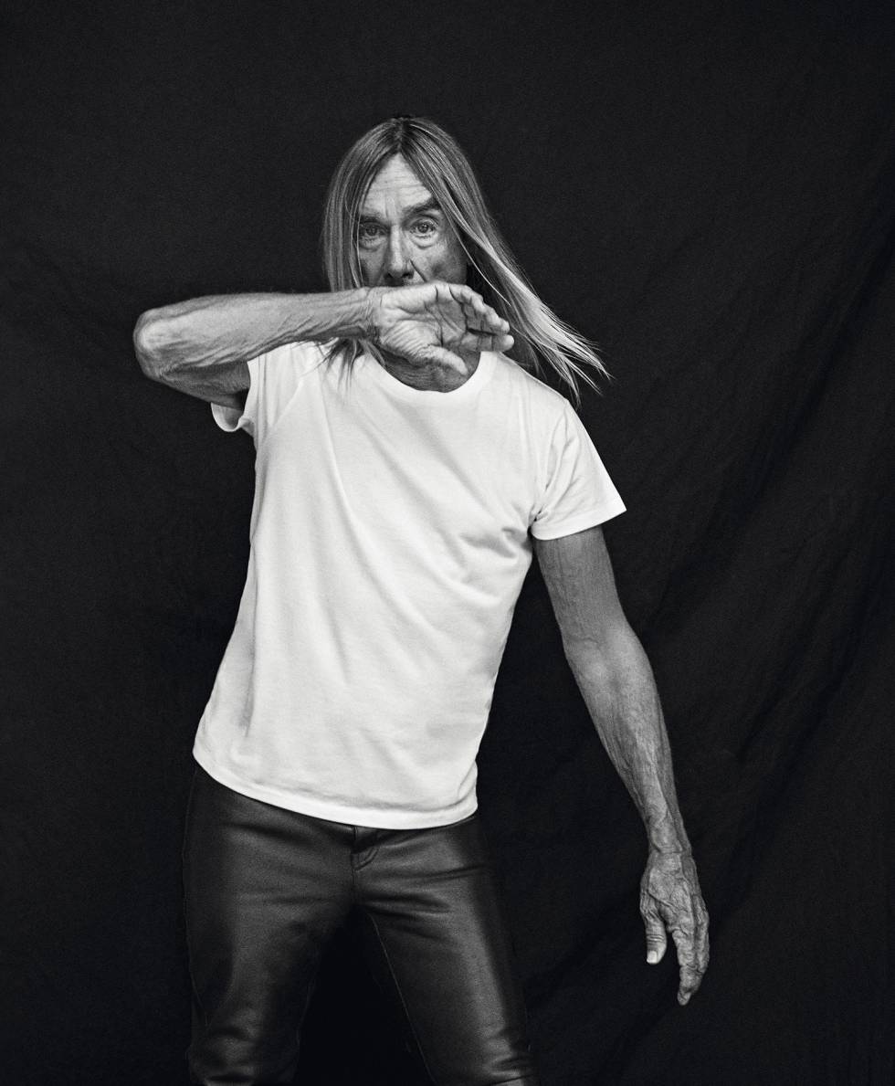 Camiseta blanca y pantalón negro, ambos Celine, para un artista que en su nuevo disco se aleja de “la cárcel del rock”.