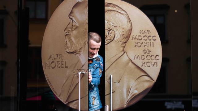 Un hombre sale del Museo Alfred Nobel, en Estcolmo (Suecia).