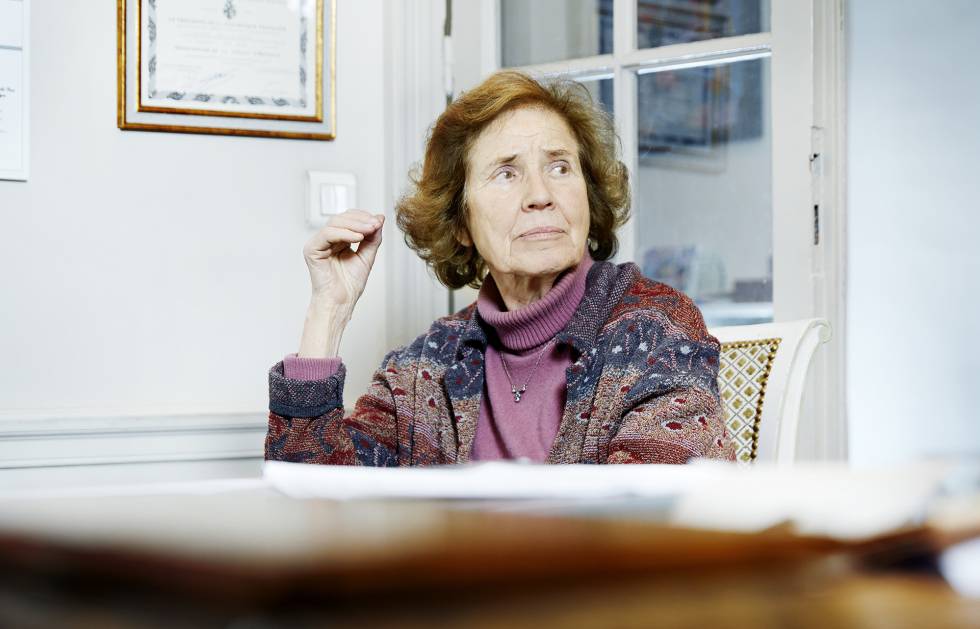 Beate Klarsfeld no seu escritório, em Paris.