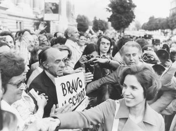 Beate Klarsfeld no seu escritório, em Paris.