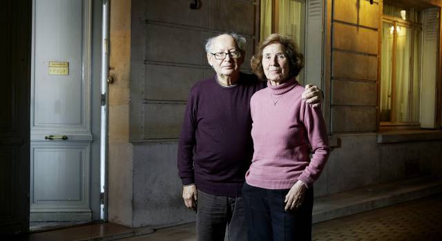 Serge Klarsfeld y Beate Klarsfeld, delante de la oficina en la que siguen trabajando en París.