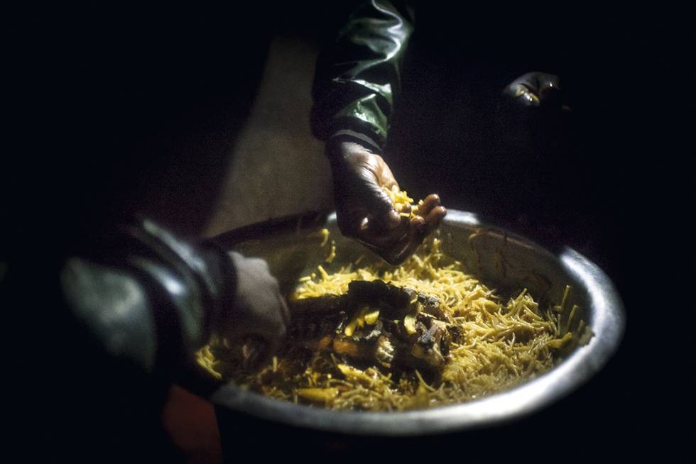 Una olla de fideos con pescado.