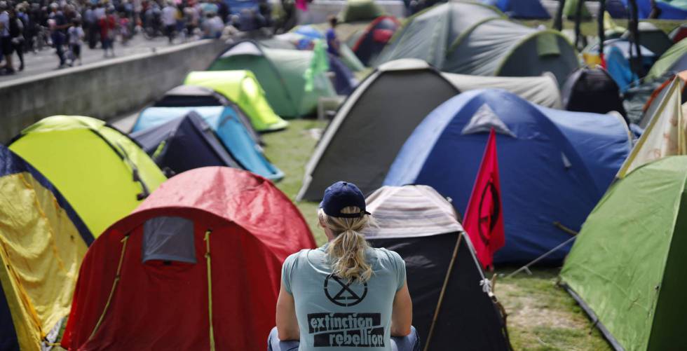 Activistas por el cambio climático en tiendas de campaña en el campamento de protestas ambientales en Marble Arch en Londres el 22 de abril de 2019.