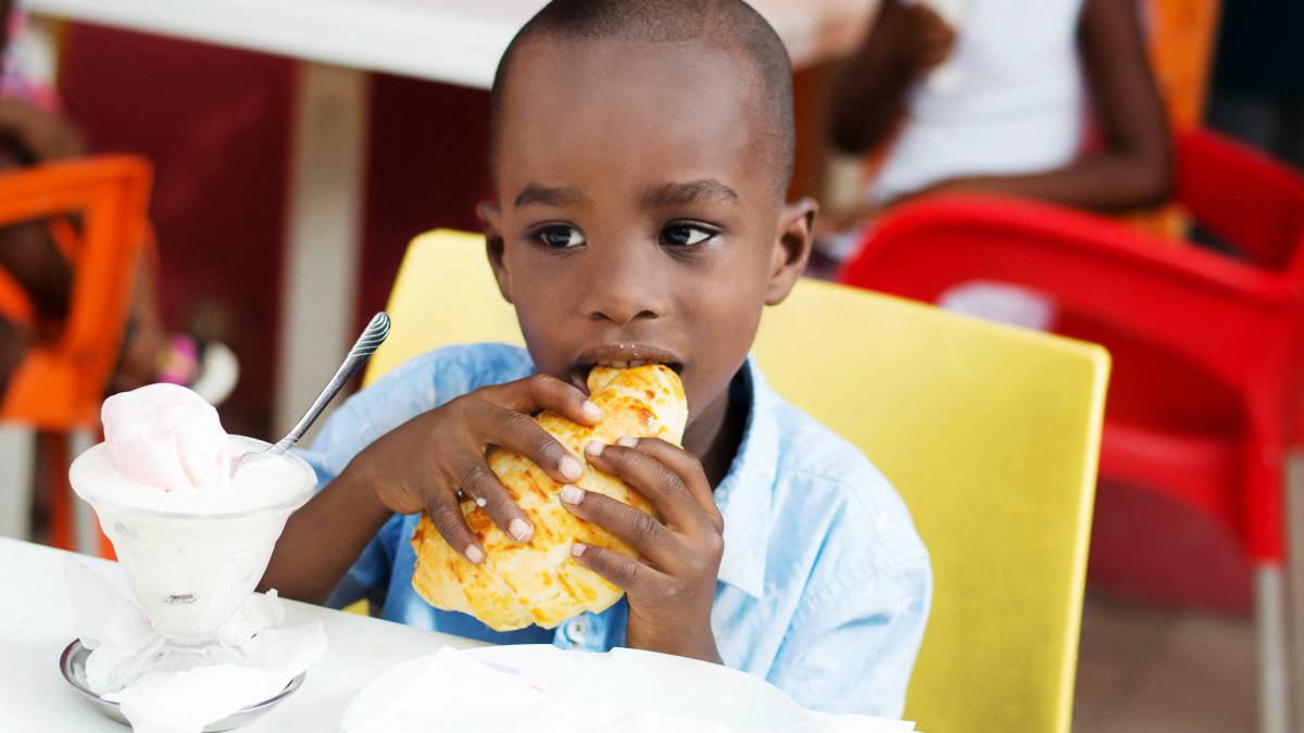 Un niño desayuna, en Costa de Marfil.