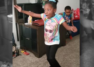 La reacción de una niña de seis años con parálisis cerebral al dar sus primeros pasos