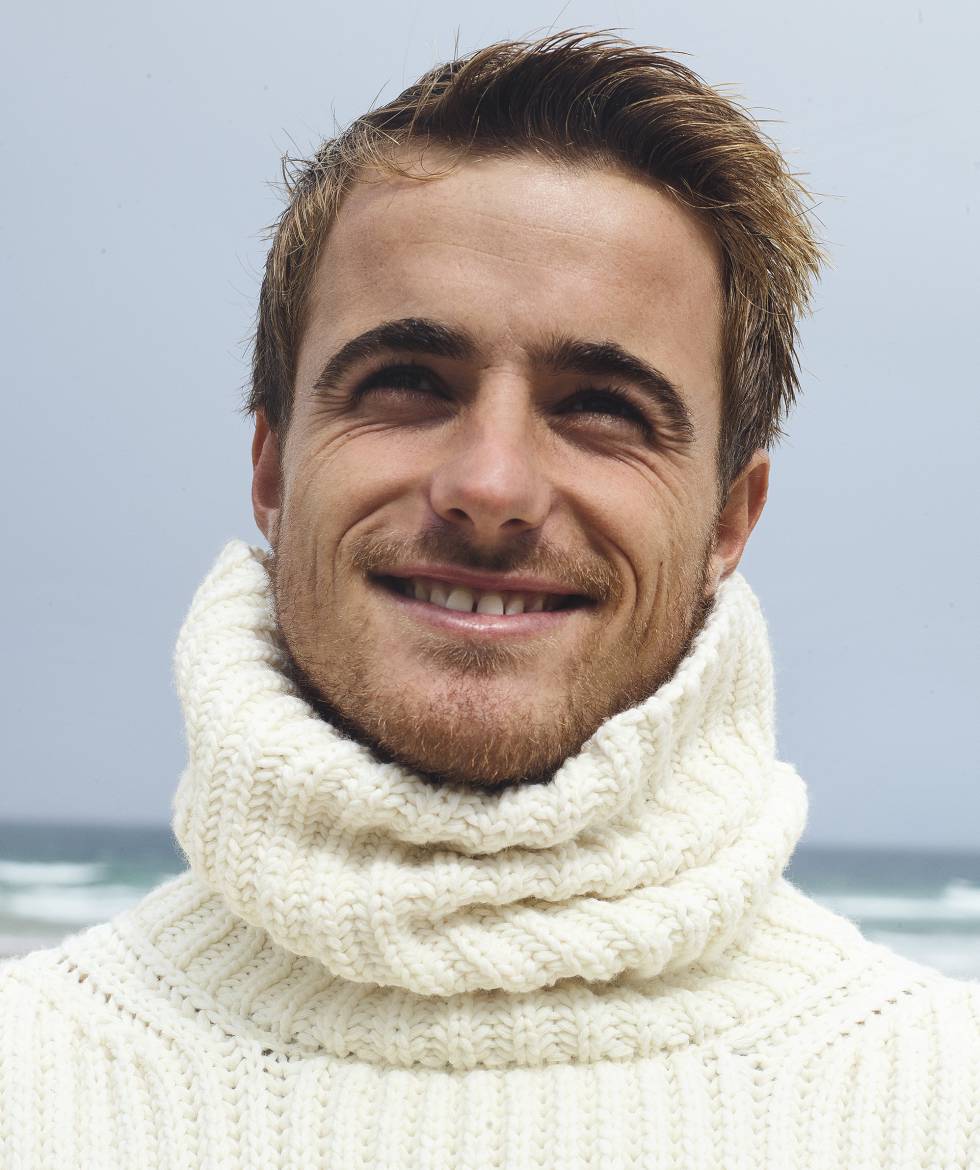 Natxo con jersey de cuello vuelto de Ecoalf. El sérum para contorno de ojos Aquapower Eye De-Puffer, de Biotherm Homme, reduce las bolsas gracias a la cafeína.