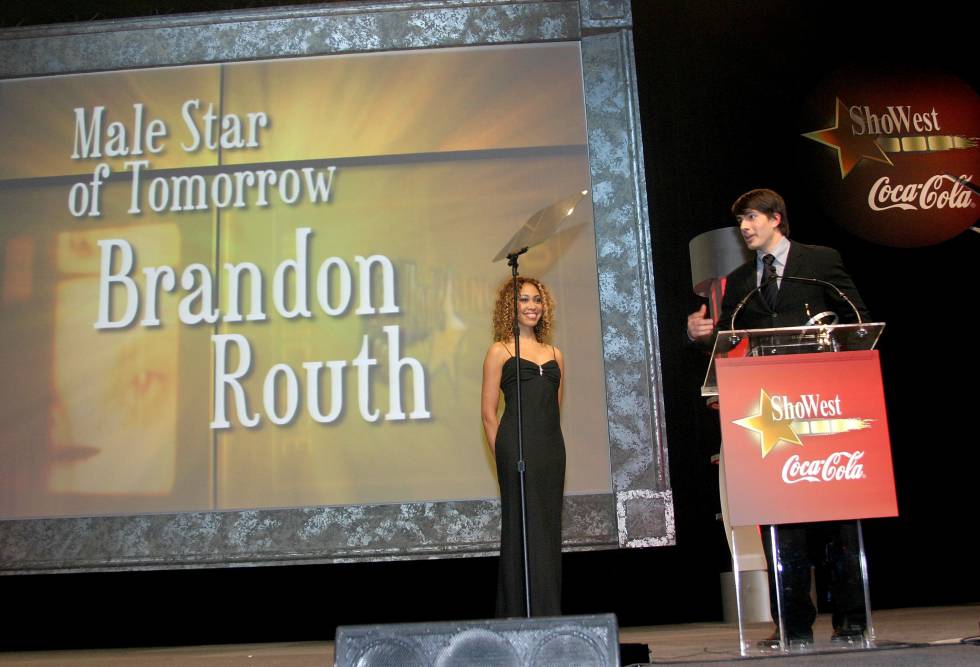 En la gala de 2006 de los premios Showest, organizados por la asociación de propietarios de cines estadounidenses, Brandon Routh recogió el de